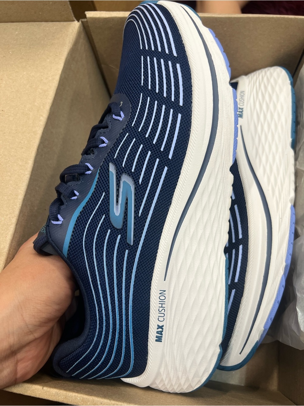 Skechers GO RUN Max Cushioning Elite 3 -
Valares women size 11 like new